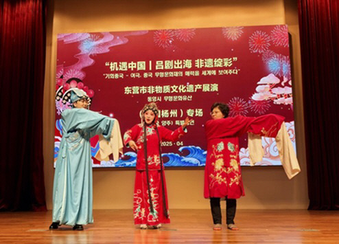 여극 연출복을 입어보는 양주 시민들(사진= 리하오)